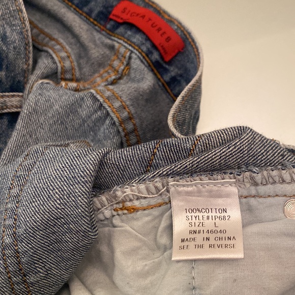 Brand new SIGNATURE 8 distressed denim cutoffs shorts Sz. L - Picture 8 of 11